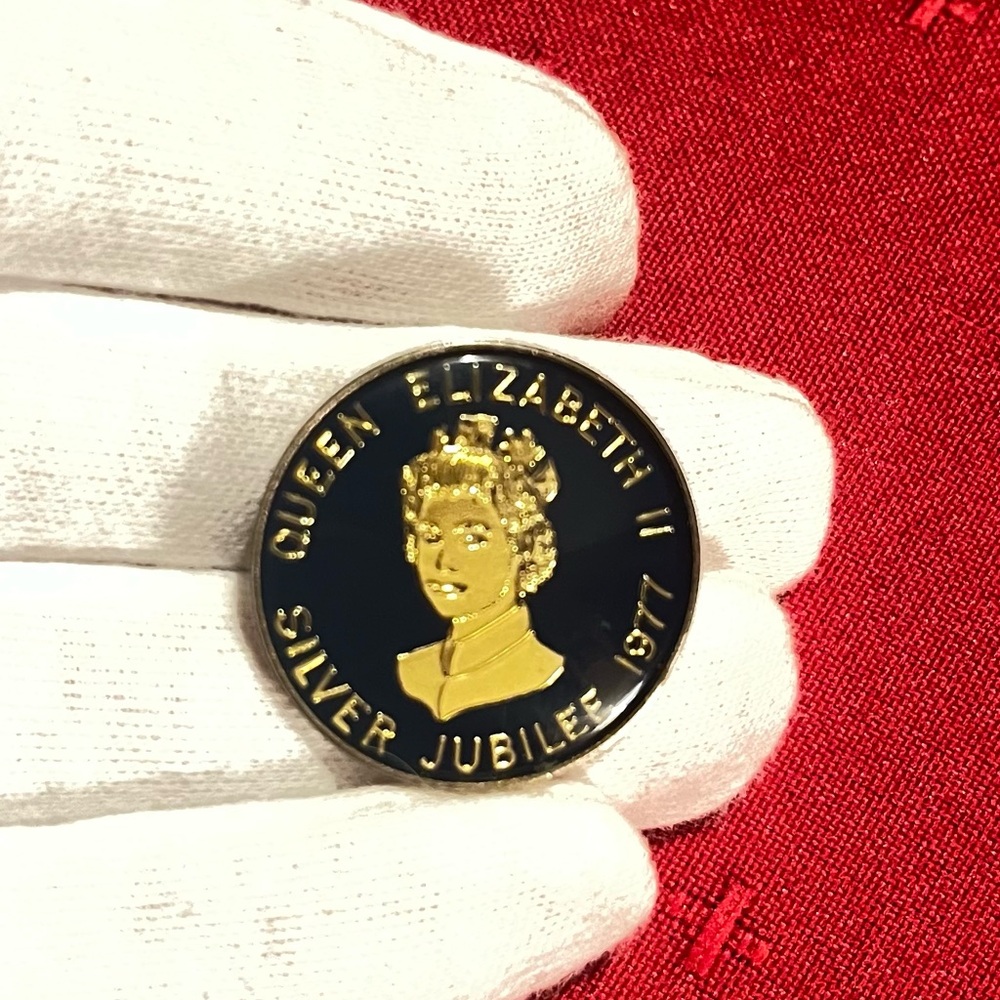 Queen Elizabeth II Silver Jubilee Pin